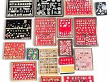 de nombreux types d'aimants différents et des aimants posés sur une surface blanche