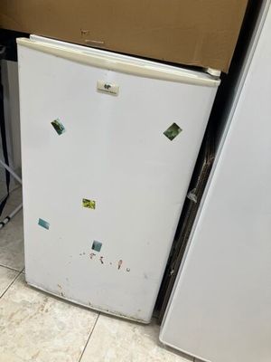 un réfrigérateur blanc et un réfrigérateur-congélateur blanc dans une cuisine