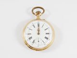 une montre de poche ancienne avec des chiffres romains sur le cadran