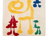 un tapis blanc orné d'un motif coloré