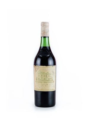 une bouteille de vin posée sur une table