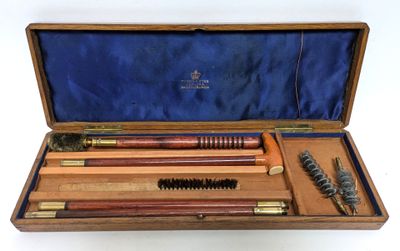 une boîte en bois contenant une brosse, un peigne et d'autres objets