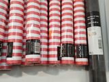 plusieurs rouleaux de papier toilette rayé rouge et blanc dans une boîte