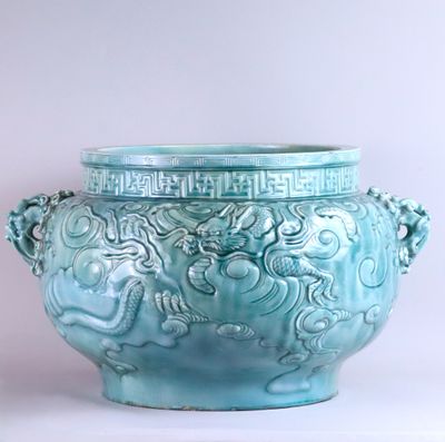 un grand vase bleu orné d'un motif représentant un dragon
