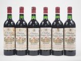 six bouteilles de vin rouge sont alignées