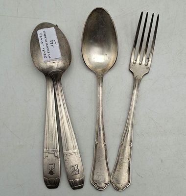 trois cuillères et une fourchette sur une table