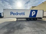un gros plan d'une semi-remorque garée devant un immeuble