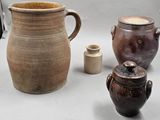 de nombreux vases et bocaux de toutes sortes sur la table