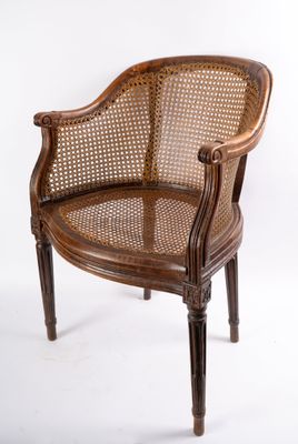 une image représentant une chaise en bois avec un dossier en rotin sur fond blanc