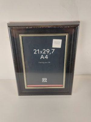 photo encadrée représentant une horloge sur laquelle figure une date
