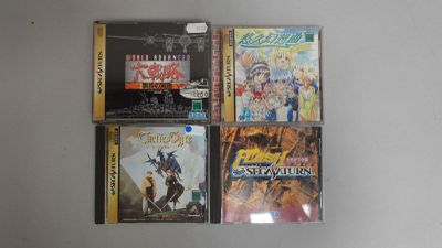 quatre CD posés sur une table