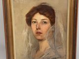 un tableau représentant une femme portant un voile, dans un cadre doré