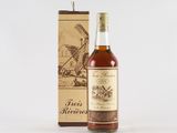 une vieille bouteille d'alcool posée à côté d'un carton