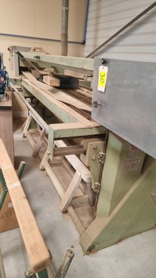 une image d'une machine qui travaille sur un morceau de bois