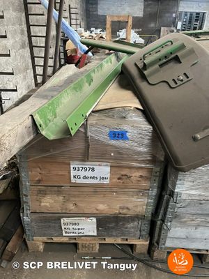 UN LOT DE PIECES EN PALETTE JOHN DEERE NEUVES  DIMENSION L = 1.20 m l  - Photo 1