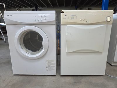 deux machines à laver placées l'une à côté de l'autre dans un entrepôt
