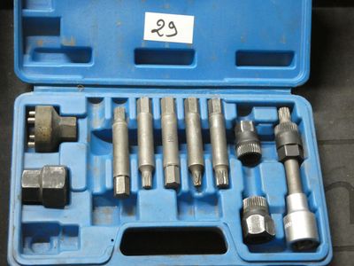 une mallette bleue contenant un ensemble d'outils