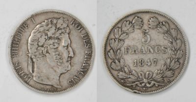 two different sides of a silver coin with a man ' s head on it