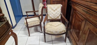 deux chaises qui sont assises ensemble dans une pièce