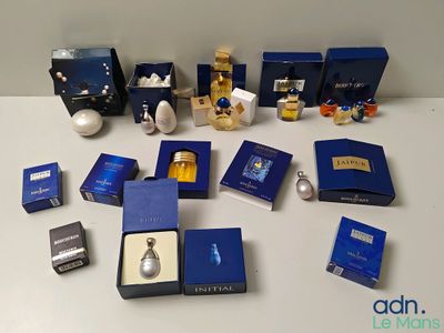 beaucoup de parfums et de flacons de parfum sur la table