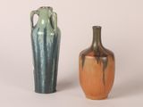 deux vases posés l'un à côté de l'autre sur une surface blanche
