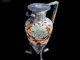 un vase posé sur un socle, sur fond noir