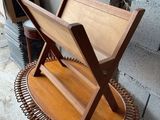 une petite table en bois sur laquelle est posé un panier