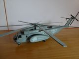 une maquette d'hélicoptère militaire posée sur une table en bois