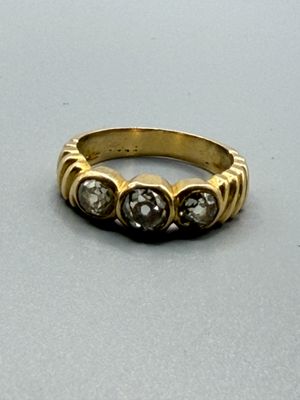 une bague en or sertie de trois diamants
