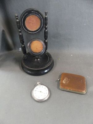 une petite horloge posée à côté d'un briquet