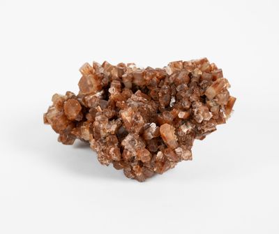 un amas de cristaux bruns sur une surface blanche