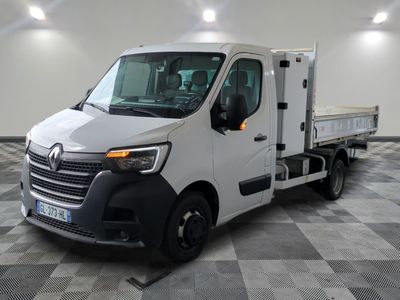 un camion blanc garé dans une pièce