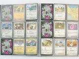 une photo d'une collection de cartes Pokémon rangées dans un classeur