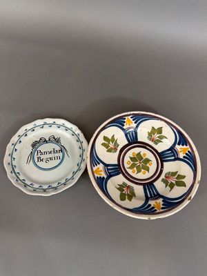 deux petites assiettes décorées, posées sur une table