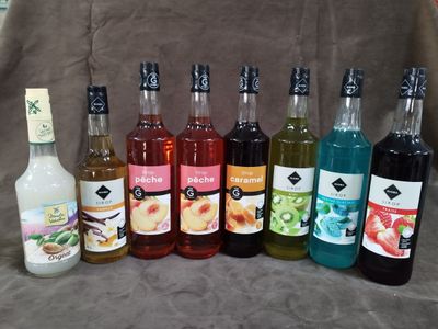 de nombreux types de bouteilles d'alcool alignés sur une table