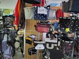 un magasin avec beaucoup d'articles sur les étagères