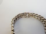 un gros plan d'un bracelet en argent posé sur une table