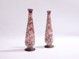 deux vases posés sur une surface blanche