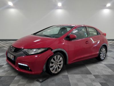 Une Honda Civic rouge est garée sur un sol à damier.