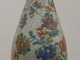 un vase posé sur une table dans la pièce