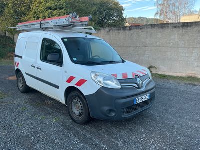 une camionnette blanche garée sur un parking, avec une échelle sur le toit