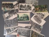 beaucoup de vieilles photos en noir et blanc sur la table