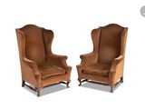 paire de fauteuils à oreilles anciens avec accoudoirs rembourrés