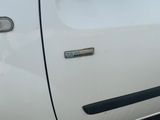 un gros plan d'un camion blanc avec une plaque d'immatriculation