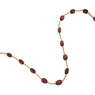 un collier en or et en garnétine composé de perles ovales