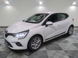 la voiture blanche est garée sur un carrelage à carreaux
