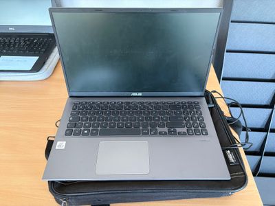 un ordinateur portable posé sur un bureau en bois