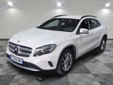 Le SUV Mercedes GLA blanc est garé dans une grande pièce.