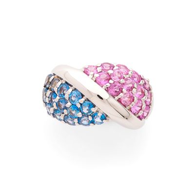 une bague sertie de diamants roses, bleus et blancs sur fond blanc