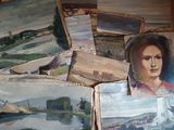 de nombreux tableaux représentant une femme, exposés dans une vitrine